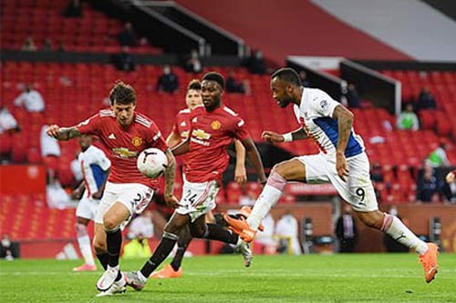 Gary Neville: 'M.U bị trọng tài xử ép, quả penalty là một nỗi hổ thẹn'