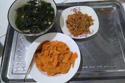 Bữa cơm chỉ có cá khô và cái đập bàn của người mẹ cứu hạnh phúc con trai