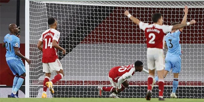 Nketiah mang về 3 điểm quý giá cho Arsenal ở phút 85