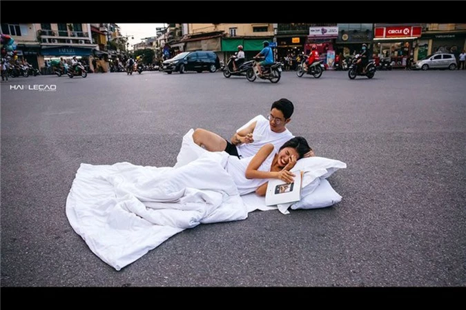 Nhiếp ảnh gia nói về bộ ảnh cưới ‘chăn gối trên phố’ gây bão mạng