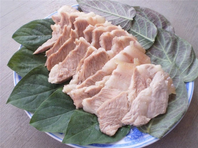 Thịt lợn chứa rất nhiều protein dùng với lá mơ dễ gây kết tủa lượng đạm khiến người ăn không thể hấp thu được.