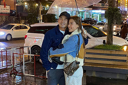 Thuý Diễm 'tháp tùng' chồng đi quay phim