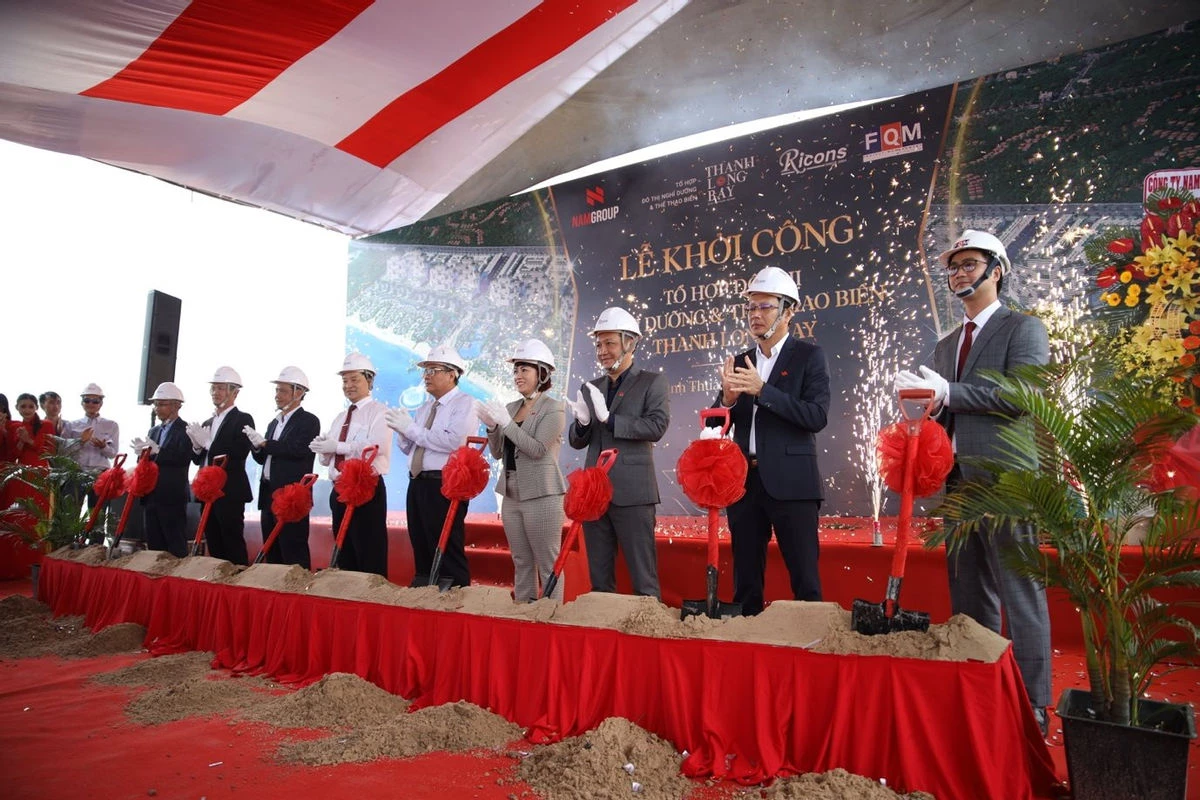 Đại diện chính quyền Bình Thuận, Ban lãnh đạo Tập đoàn Nam Group, đối tác thi công Ricons và đối tác tư vấn FQM tham gia nghi lễ khởi công dự án Tổ hợp Đô thị nghỉ dưỡng và Thể thao biển Thanh Long Bay.