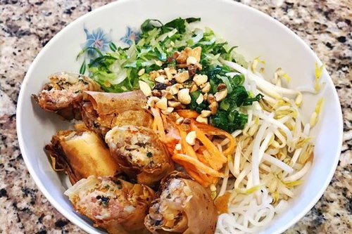 Bữa sáng đủ chất với bún chả giò siêu ngon