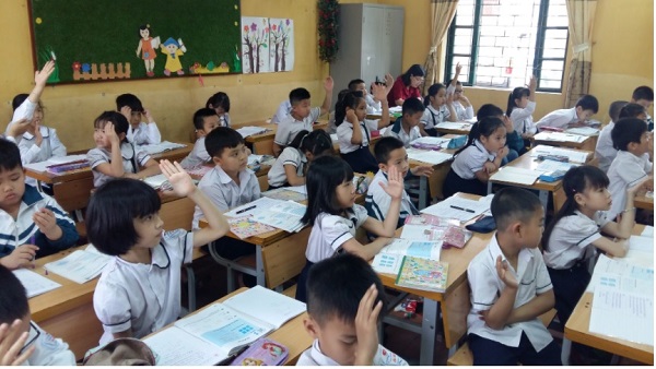 “Chóng mặt” với lạm thu quỹ lớp, quỹ trường: Phụ huynh phải mua cả máy tính, máy chiếu, bóng đèn