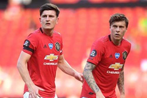 Cặp trung vệ M.U chỉ là 'hàng mã'