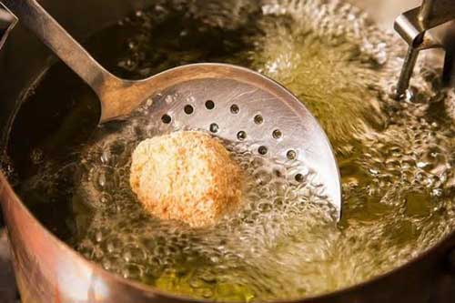 Mẹo nhỏ giúp hạn chế dầu mỡ bắn ra ngoài khi nấu ăn