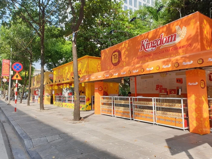Các gian hàng bán bánh trung thu vắng khách trên đường Quang Trung, Hà Đông. 