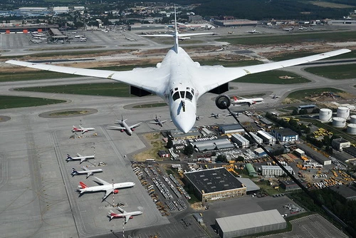 Máy bay ném bom chiến lược siêu âm Tu-160 của Không quân Nga. Ảnh: RIA Novosti.