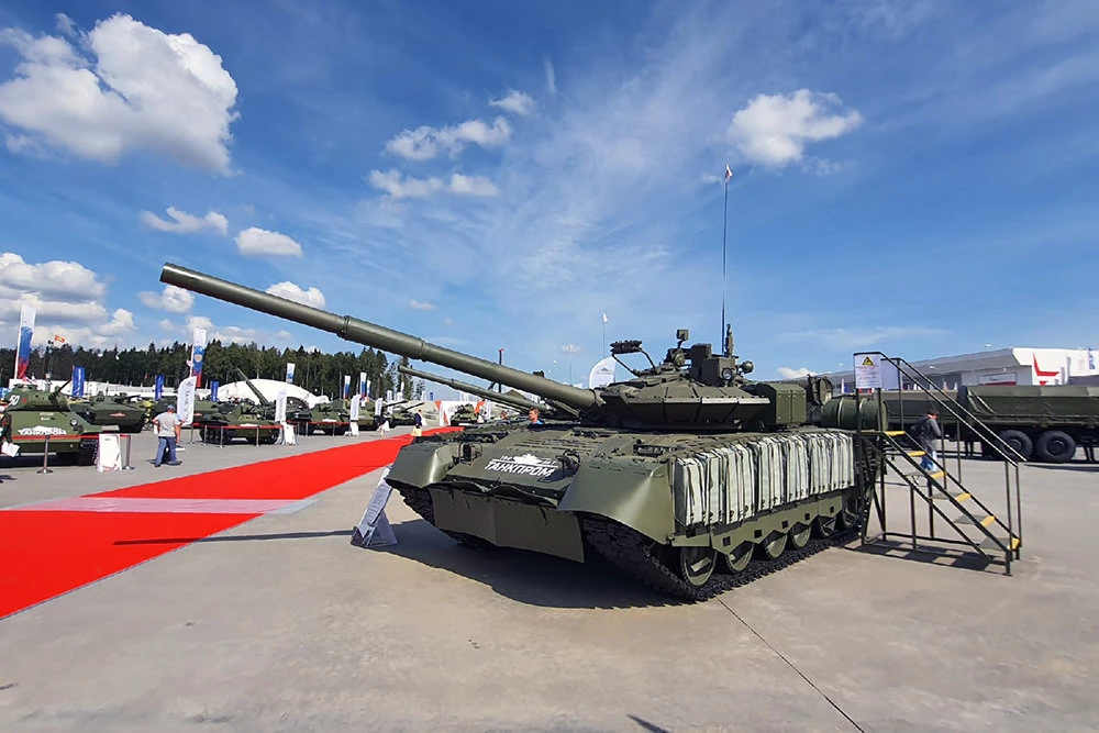 Xe tăng chiến đấu chủ lực T-80BVM của Nga được trưng bày tại Triển lãm Army-2020. Ảnh: TASS.