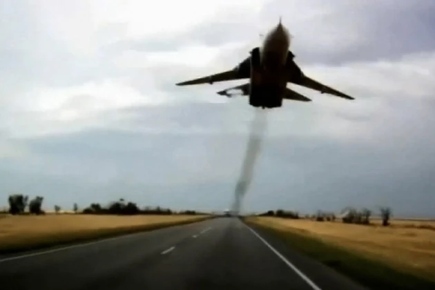 Một máy bay ném bom tiền tuyến Su-24 của Ukraine đã gặp nạn. Ảnh: Avia-pro.