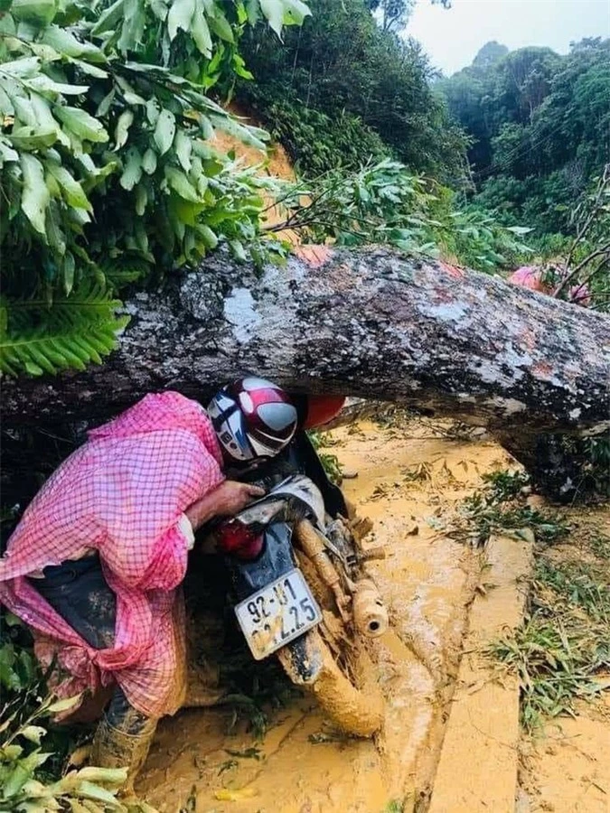 16 trai làng xuyên đêm khiêng cô gái vượt 22 km đường rừng đi cấp cứu - Ảnh 3.