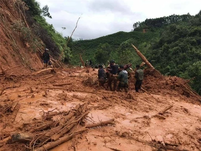 16 trai làng xuyên đêm khiêng cô gái vượt 22 km đường rừng đi cấp cứu - Ảnh 4.