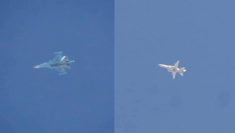 Tiêm kích Su-30SM và máy bay ném bom tiền tuyến Su-24 được nhìn thấy trên bầu trời tỉnh Idlib. Ảnh: Al Masdar News.