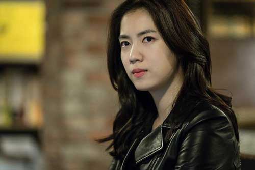 Tình cũ của chồng bất ngờ tới dự đám cưới, tôi dứt khoát tiễn khách nhưng tối đến thì "chết điếng" vì phong bì của ả