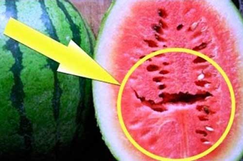 Khi thấy dưa hấu có dấu hiệu này thì phải vứt đi ngay kẻo ăn vào hại thân