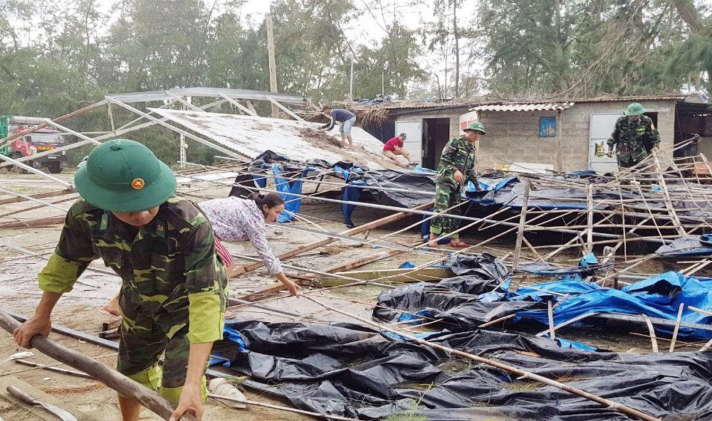 Lực lượng quân sự hỗ trợ người dân khắc phục thiệt hại sau bão