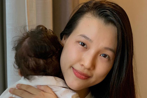 Hoàng Oanh đưa con trai sang Singapore đoàn tụ chồng