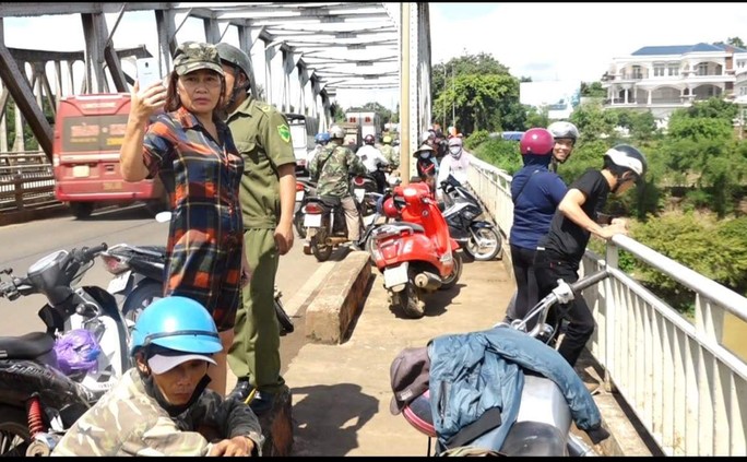 Đang xem cảnh tìm kiếm người mất tích, 1 phụ nữ bất ngờ gieo mình xuống sông