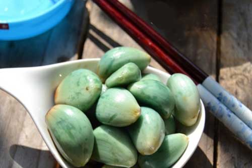 Tỏi ngâm giấm chuyển màu xanh có nên ăn không?
