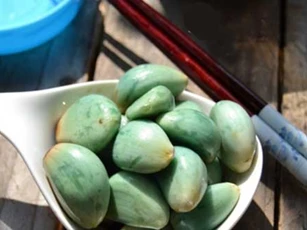 Tỏi ngâm giấm chuyển màu xanh có nên ăn không?