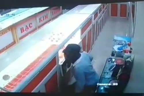 Thanh Hóa: Nam sinh lớp 9 bịt mặt đột nhập tiệm vàng trộm cắp