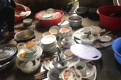 Về ăn giỗ, vợ bầu vượt mặt vẫn bị bắt rửa bát, chồng nói một câu khiến cả họ xấu hổ, nhưng bất ngờ nhất là hành động sau đó của anh