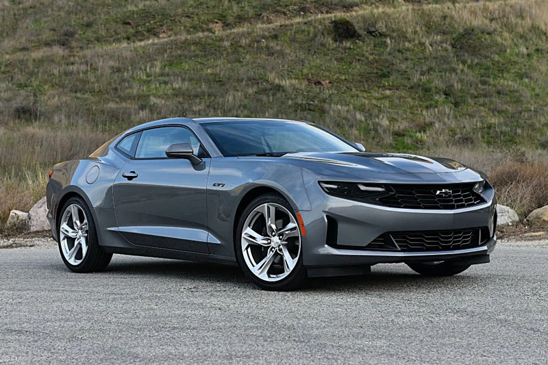 5. Chevrolet Camaro 2020 (giá khởi điểm: 34.000 USD, công suất tối đa: 455 mã lực).