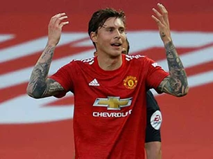 M.U không mua thêm trung vệ dù Lindelof và Maguire quá tệ