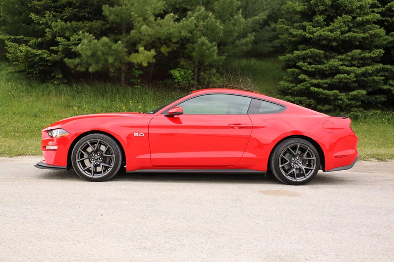 7. Ford Mustang 2020 (giá khởi điểm: 35.630 USD, công suất tối đa: 460 mã lực).