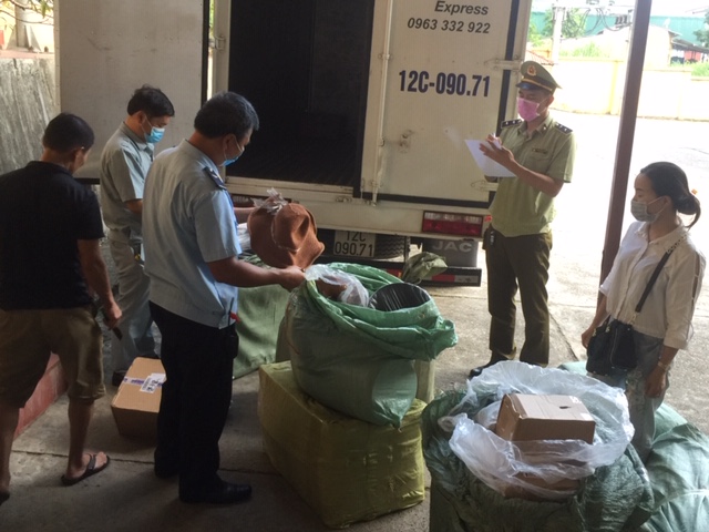 Lạng Sơn: Bắt giữ hàng trăm sản phẩm thời trang nhập lậu không rõ nguồn gốc