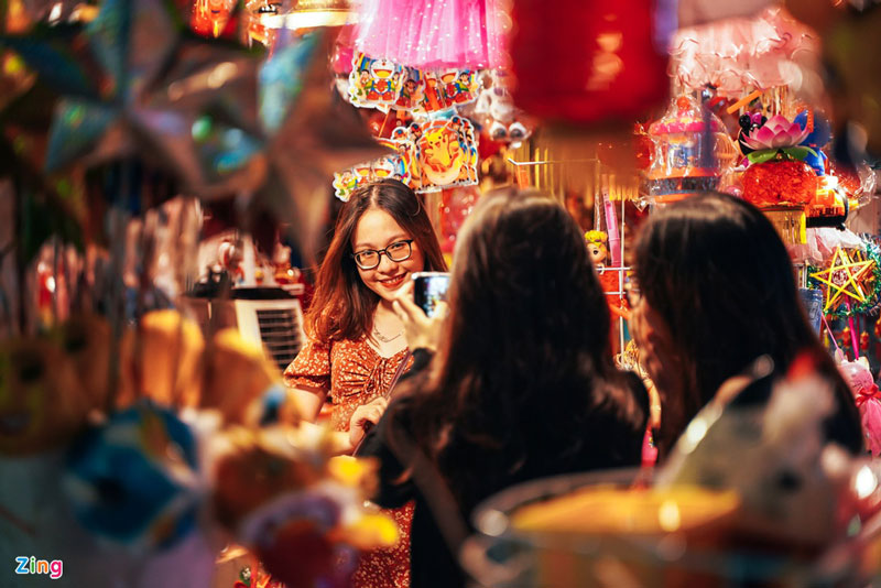 Giới trẻ Hà Nội đổ lên Hàng Mã vui Trung Thu sớm