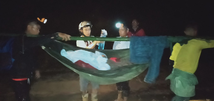 16 trai làng xuyên đêm khiêng cô gái vượt 22km đường rừng đi cấp cứu