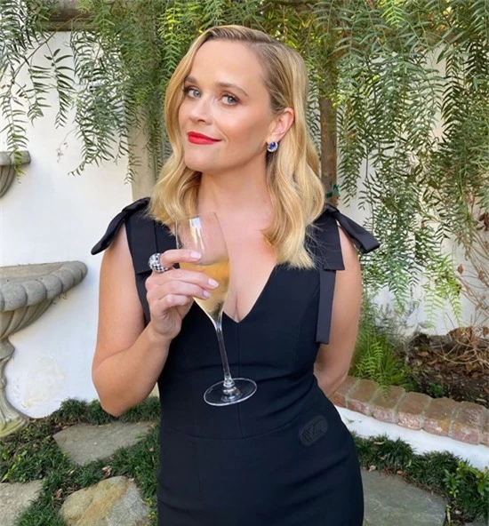 Nữ diễn viên Reese Witherspoon diện bộ đầm đen Louis Vuitton tạo dáng trước nhà khi chuẩn bị lên sóng.