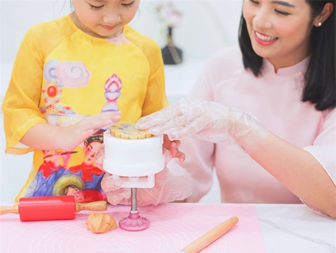 Các bé rất hào hứng khi được Hoa hậu Việt Nam 2010 hướng dẫn và tự tay làm bánh trung thu tặng ông bà, bố mẹ.