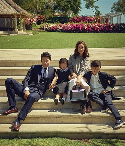 Vợ chồng Kwon Sang Woo bên hai con.