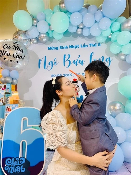 Hai mẹ con thân mật trước lúc chia tay. Trong vụ kiện với chồng cũ, Nhật Kim Anh chưa giành được quyền nuôi con. Từng nói chịu tác động mới nhường quyền nuôi con cho gia đình chồng, cô đang đợi phiên tòa tiếp theo.