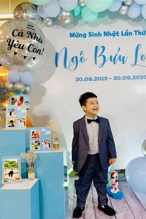 Con trai Nhật Kim Anh mặc vest bảnh bao trong ngày tròn năm tuổi.