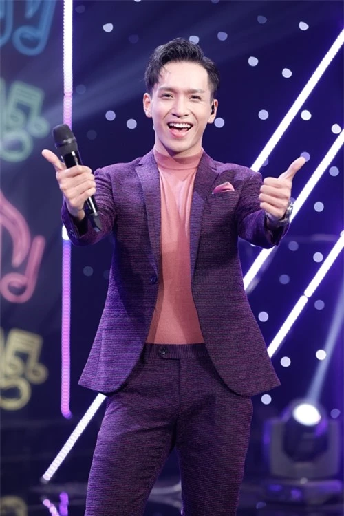 Bạch Công Khanh đảm nhận vai trò MC của chương trình.