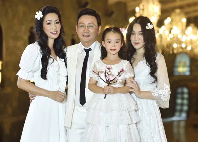 Hai con gái cũng có mặt trong buổi chụp ảnh cưới của vợ chồng Trịnh Kim Chi. Bộ ảnh do chuyên gia trang điểm Kendy Long, nhà thiết kế áo cưới Nguyễn Dũng hỗ trợ thực hiện.