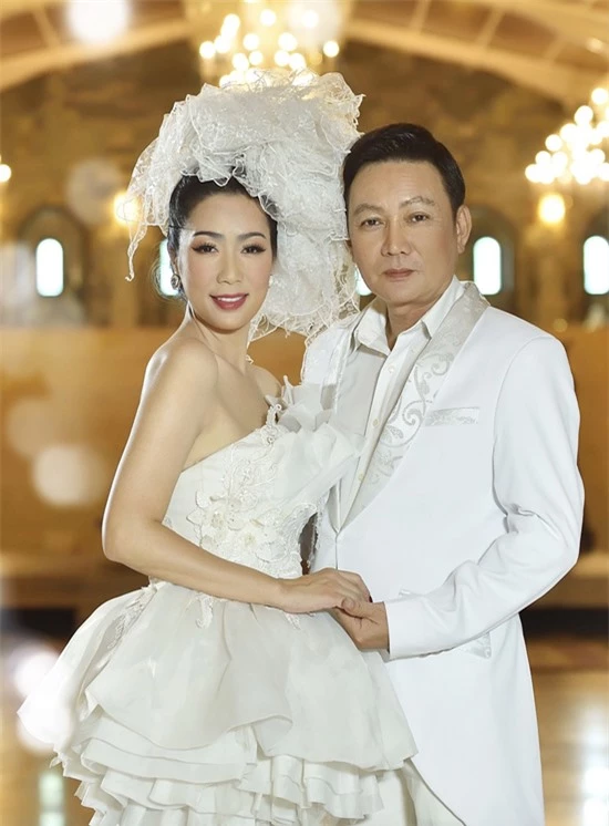 Trịnh Kim Chi và ông xã đại gia diện trang phục cưới thực hiện bộ ảnh ở phim trường quận 9, TP HCM.