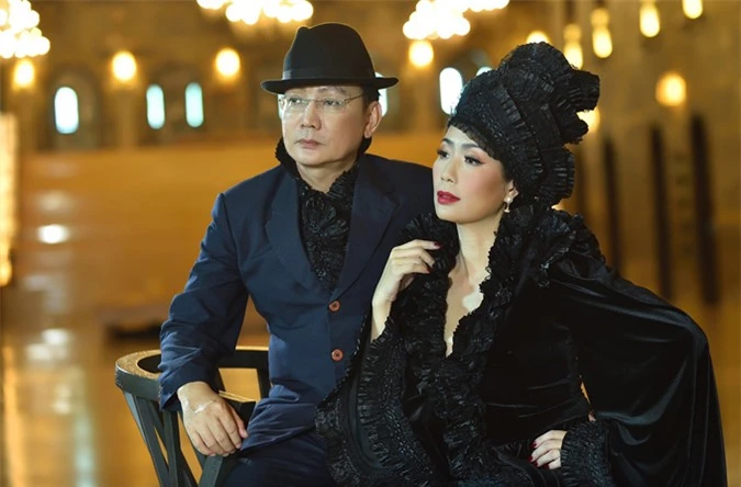 Vợ chồng Á hậu với trang phục ton-sur-ton đen phong cách cổ điển.