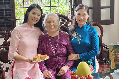 Hoa hậu Ngọc Hân làm bánh Trung thu tặng người thân