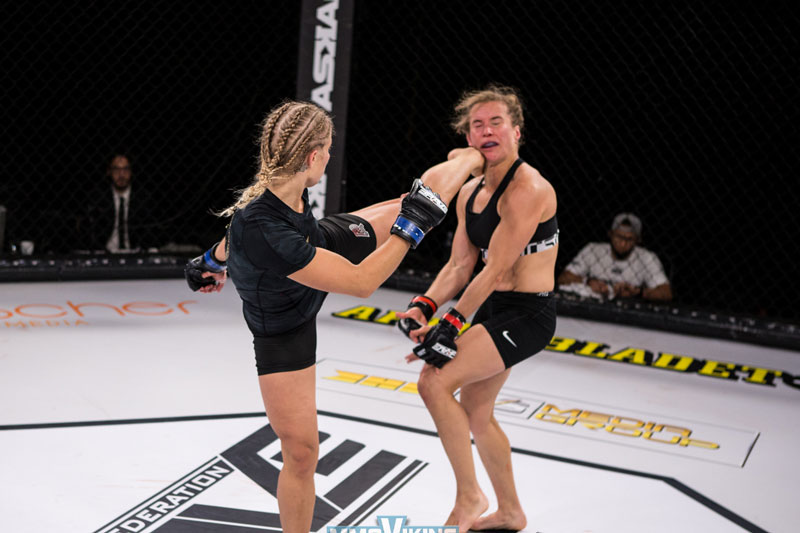 Cận cảnh cú đá tuyệt đỉnh khiến đối thủ bật ngửa của nữ võ sĩ Thụy Điển