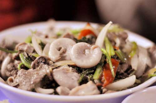 Tuyệt chiêu làm món lòng xào dưa thơm ngon, chín mềm ngọt