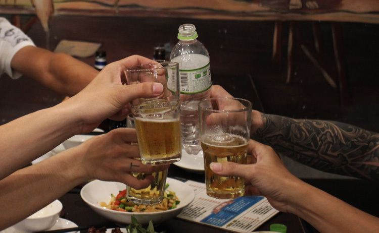 Một thanh niên bị đâm chết khi đang nhậu với 2 cô gái