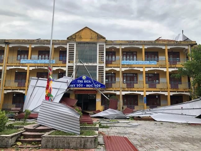 bão số 5 vừa đổ bộ vào Thừa Thiên Huế đã làm hệ thống cây xanh ở hàng chục điểm trường trên địa bàn gãy đổ, phòng học, khu hiệu bộ, sập hàng rào, tốc mái nhà xe, hư hỏng thiết bị dạy học. bão số 5 vừa đổ bộ vào Thừa Thiên Huế đã làm hệ thống cây xanh ở hàng chục điểm trường trên địa bàn gãy đổ, phòng học, khu hiệu bộ, sập hàng rào, tốc mái nhà xe, hư hỏng thiết bị dạy học.