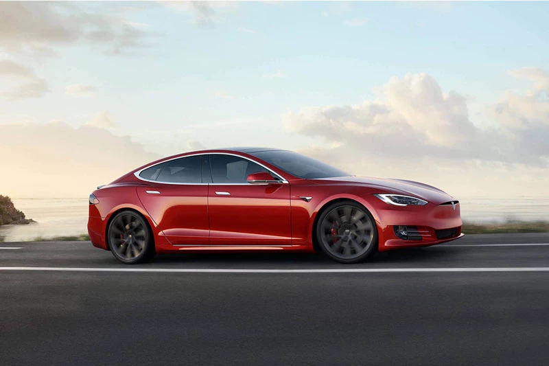 1. Tesla Model S 2020 (giá khởi điểm: 74,990 USD, quãng đường di chuyển mỗi lần sạc đầy pin: 647 km).