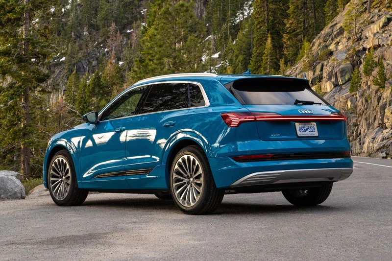 10. Audi e-tron 2020 (giá khởi điểm: 74.800 USD, quãng đường di chuyển mỗi lần sạc đầy pin: 351 km).