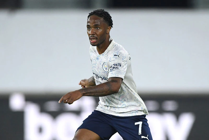 Tiền vệ trái: Raheem Sterling (Man City, định giá chuyển nhượng: 115,2 triệu bảng).